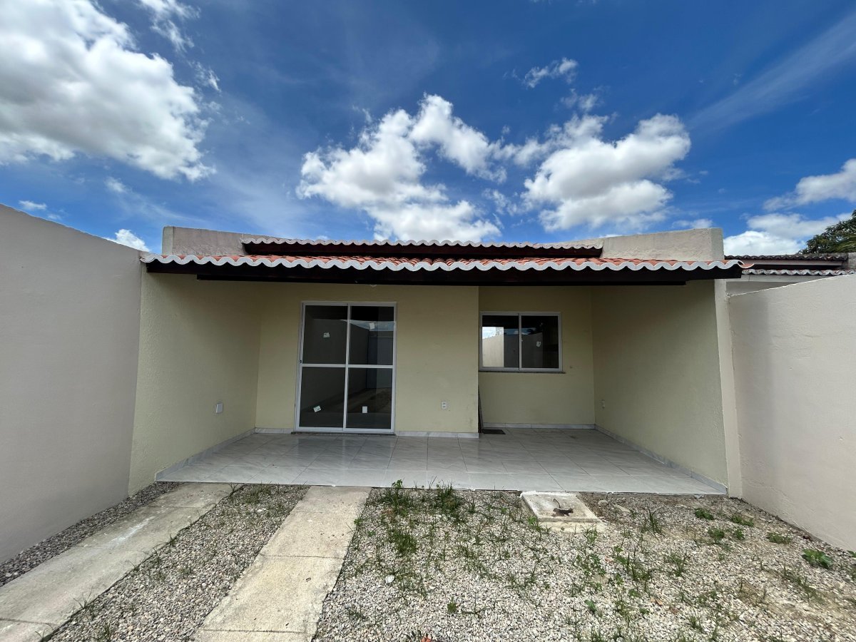  Casa Plana com 3 quartos,  nova com amplo terreno e acesso fácil no Alvorada